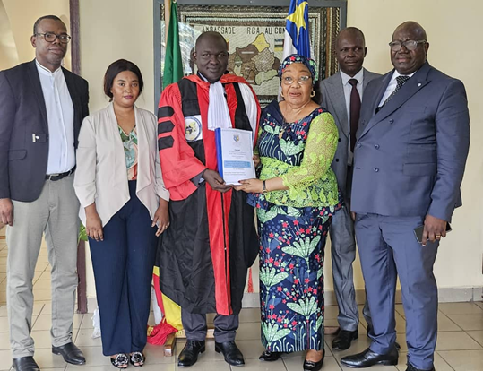 L’Ambassadeur de la République Centrafricaine à Brazzaville reçoit le Dr Nour ABDRASSOUL après sa brillante soutenance de thèse
